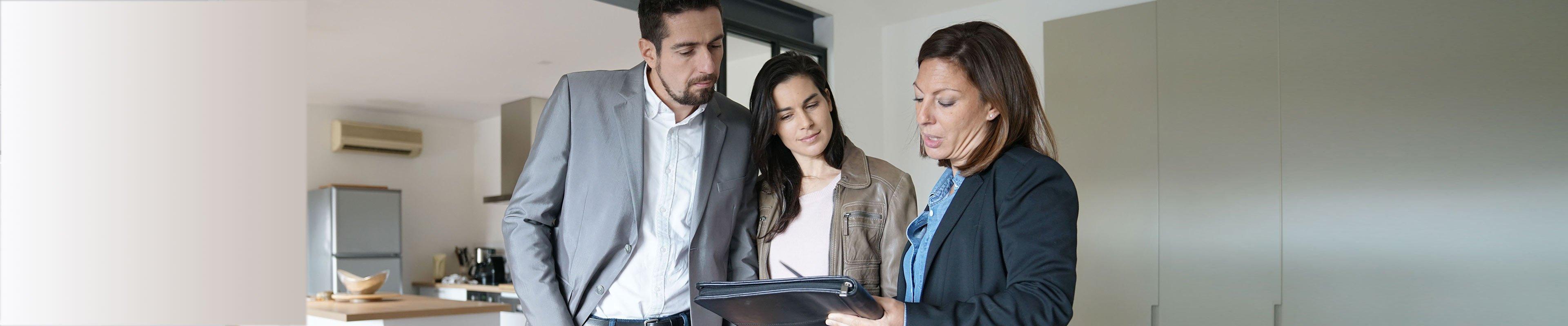 Image of a landlord showing an occupied apartment to prospective tenants.